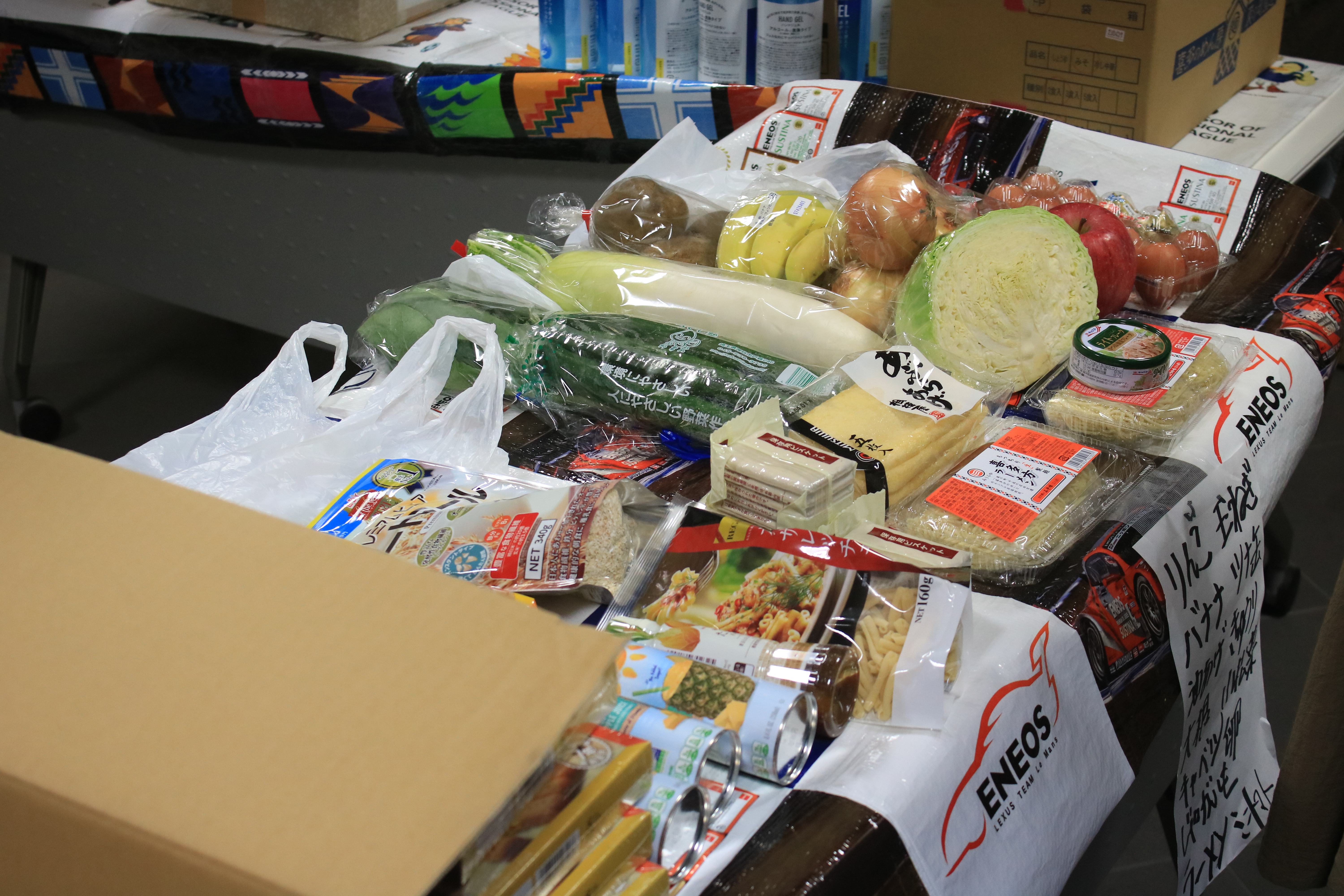 一般社団法人みなと繋がるネットワークや後援による生活困窮者のための食料・物資の配布会場の写真